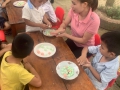 Hoạt động trải nghiệm: "Nặn bánh trôi" của các bé Trường Mầm non Vô Điếm.